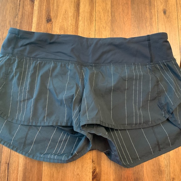 Lululemon Athletica to a stretch speech shorts - Picture 2 of 3